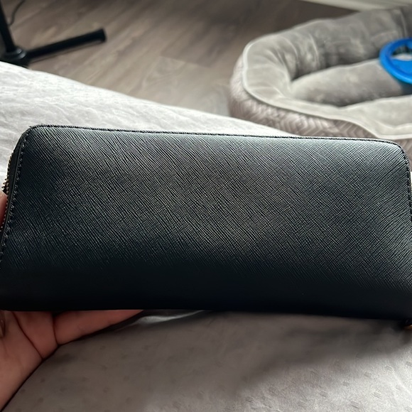 MICHAEL KORS CONTINENTAL WRISTLET - Picture 11 of 11